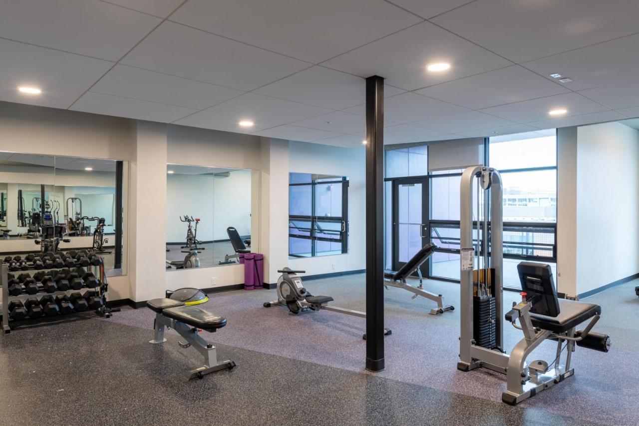 Flexhome Skywalk To Fiserv U4 With Rooftop, Gym, And Parking Milwaukee Luaran gambar