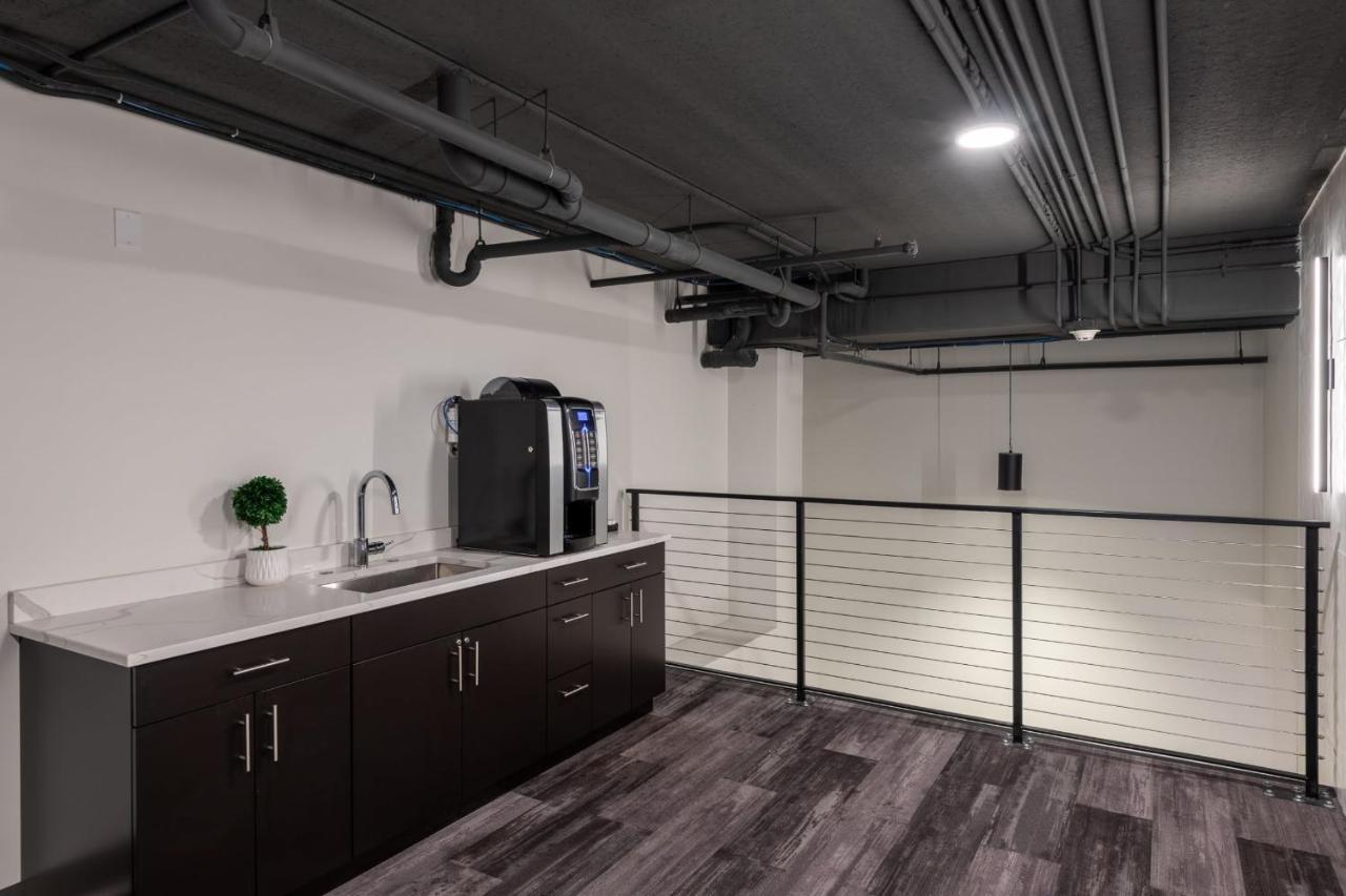 Flexhome Skywalk To Fiserv U4 With Rooftop, Gym, And Parking Milwaukee Luaran gambar