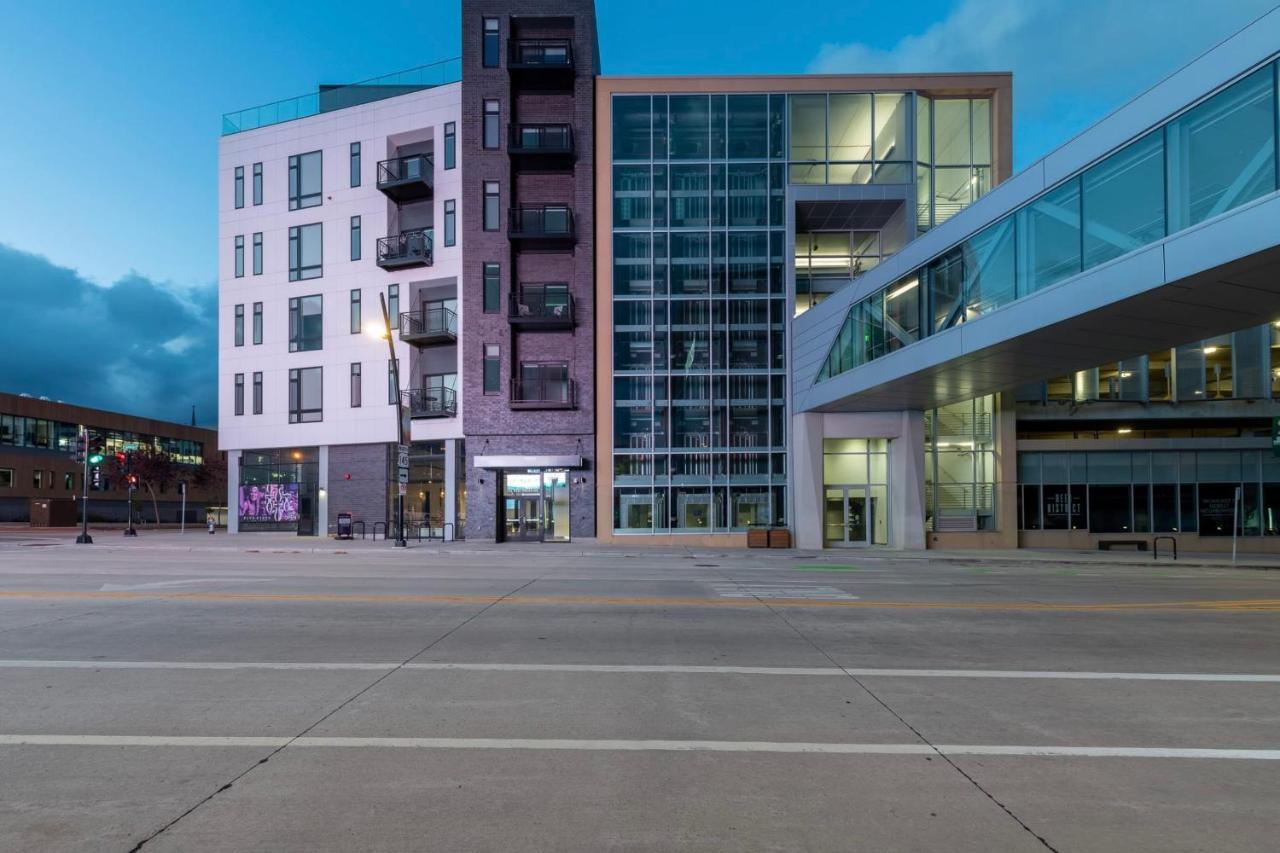 Flexhome Skywalk To Fiserv U4 With Rooftop, Gym, And Parking Milwaukee Luaran gambar