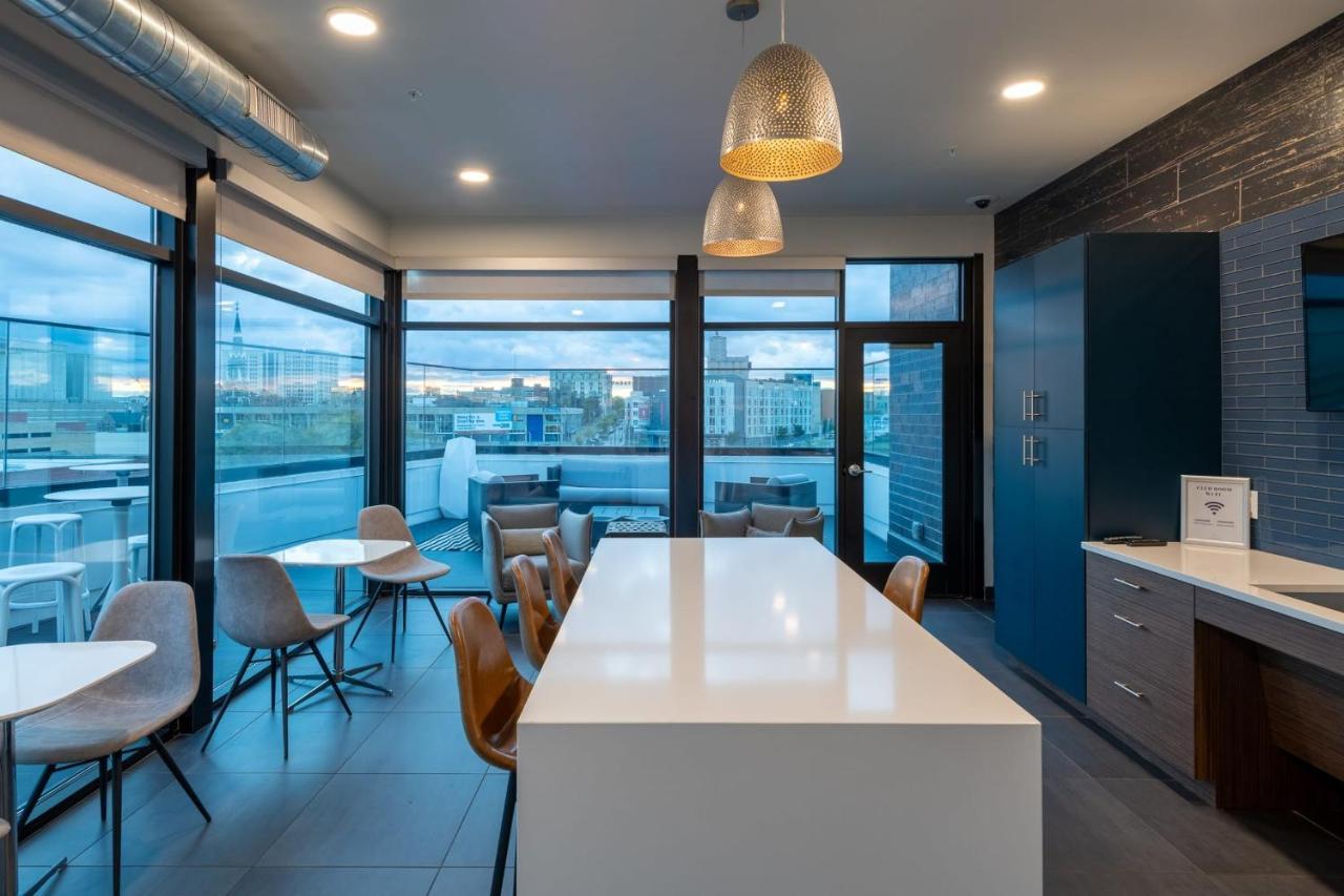 Flexhome Skywalk To Fiserv U4 With Rooftop, Gym, And Parking Milwaukee Luaran gambar